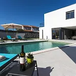 Moderna Near For 8 People With 32 M2 Private Pool *