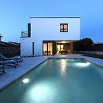 Moderna Near For 8 People With 32 M2 Private Pool Villa Pula