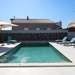 Moderna Near For 8 People With 32 M2 Private Pool *