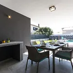 Moderna Near For 8 People With 32 M2 Private Pool Villa Pula
