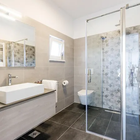 Villa Moderna Near For 8 People With 32 M2 Private Pool Pula