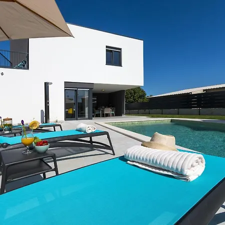 Moderna Near For 8 People With 32 M2 Private Pool Vila *