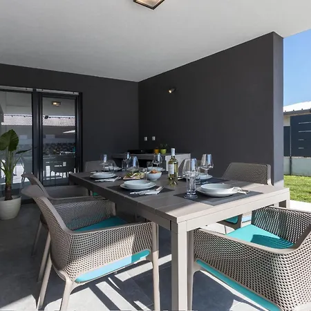 Moderna Near For 8 People With 32 M2 Private Pool Villa Pula