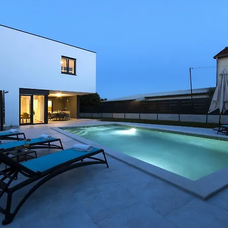 Moderna Near For 8 People With 32 M2 Private Pool Pula