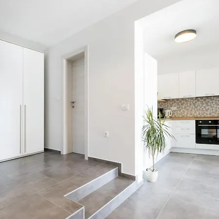 Vila Moderna Near For 8 People With 32 M2 Private Pool