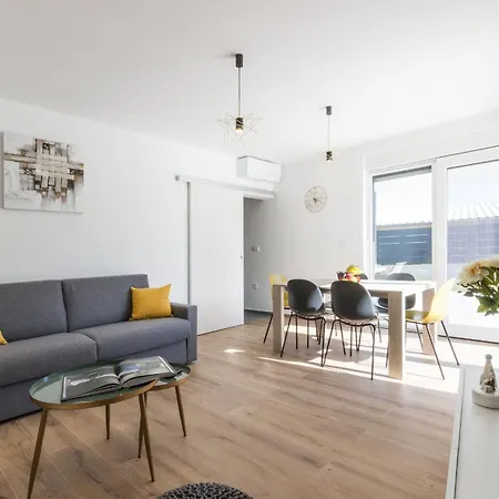 Moderna Near For 8 People With 32 M2 Private Pool