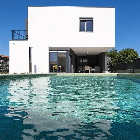 Villa Moderna Near For 8 People With 32 M2 Private Pool Pula