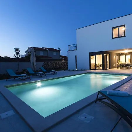 Moderna Near For 8 People With 32 M2 Private Pool Villa Pula