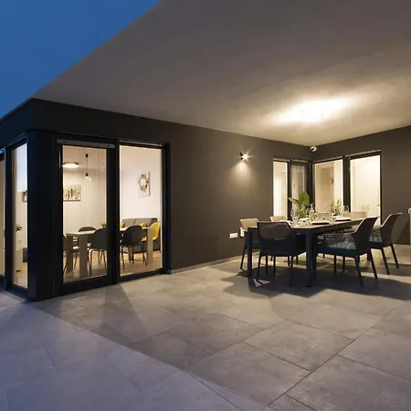 Vila Moderna Near For 8 People With 32 M2 Private Pool Pula
