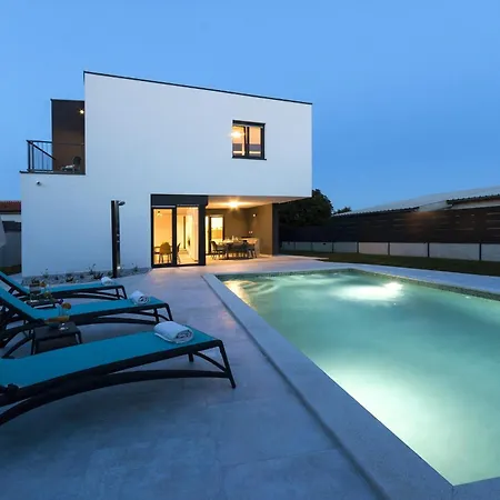 Moderna Near For 8 People With 32 M2 Private Pool Vila *