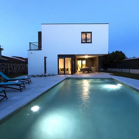 Moderna Near For 8 People With 32 M2 Private Pool Vila Pula