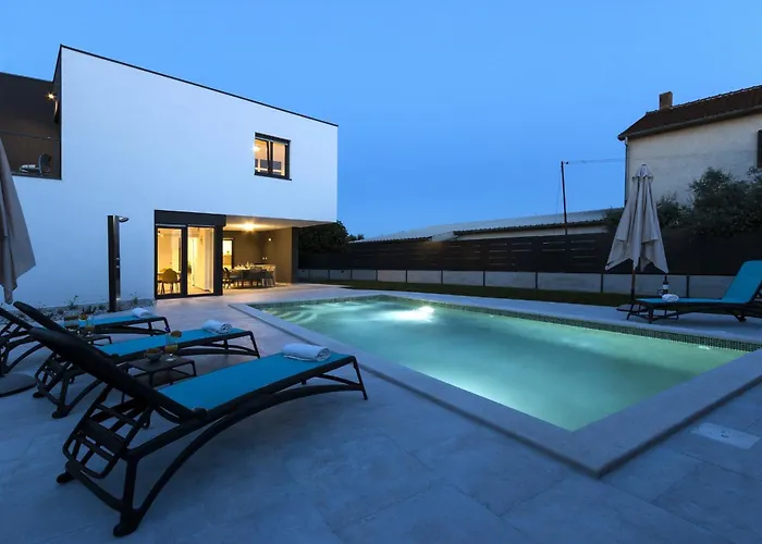 Moderna Near For 8 People With 32 M2 Private Pool Pula