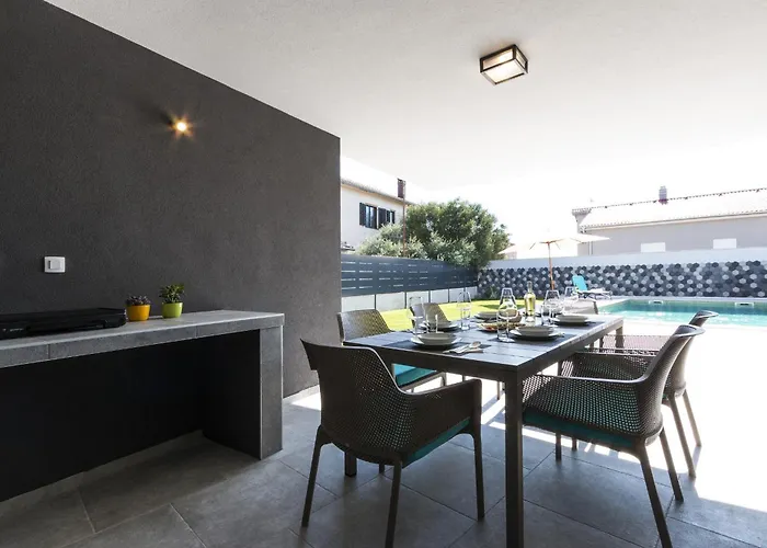 Moderna Near For 8 People With 32 M2 Private Pool Villa Pula