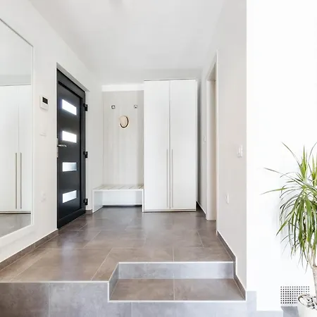 Moderna Near For 8 People With 32 M2 Private Pool