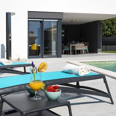 Moderna Near For 8 People With 32 M2 Private Pool ヴィラ