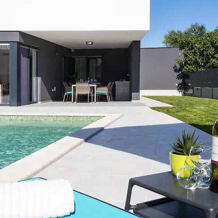 Moderna Near For 8 People With 32 M2 Private Pool *