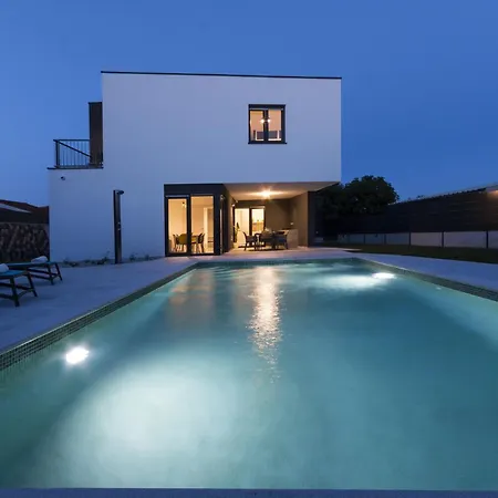 Moderna Near For 8 People With 32 M2 Private Pool Villa *