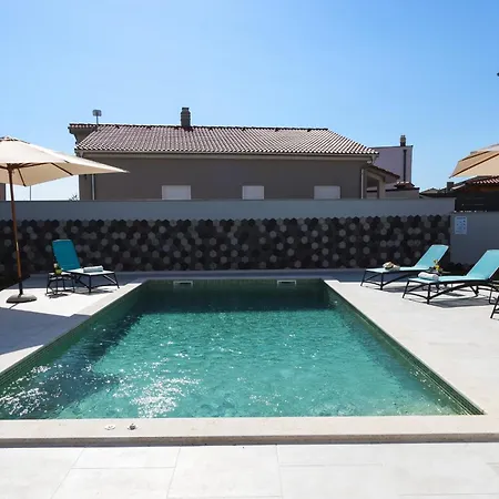 Moderna Near For 8 People With 32 M2 Private Pool *