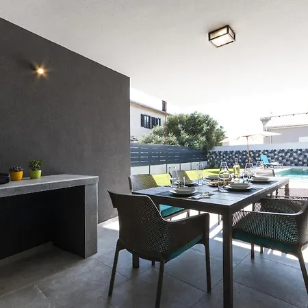 Moderna Near For 8 People With 32 M2 Private Pool ヴィラ プーラ