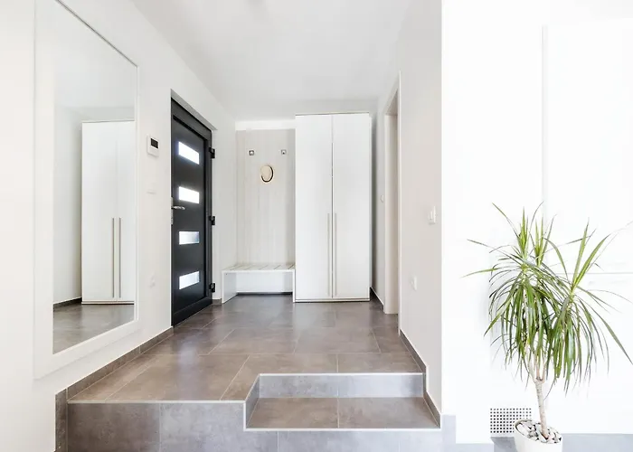 Moderna Near For 8 People With 32 M2 Private Pool