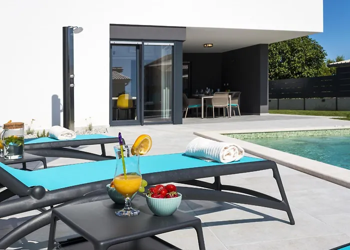 Moderna Near For 8 People With 32 M2 Private Pool Villa