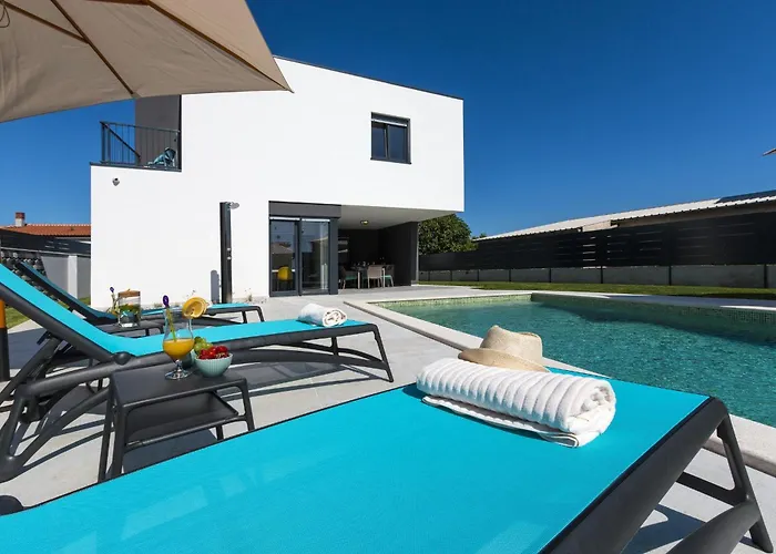 Moderna Near For 8 People With 32 M2 Private Pool Вілла *