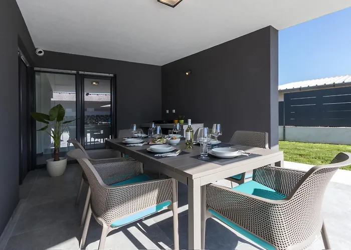 Moderna Near For 8 People With 32 M2 Private Pool Villa Pula