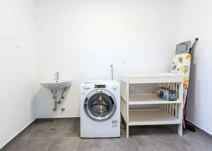 Вілла Moderna Near For 8 People With 32 M2 Private Pool Пула