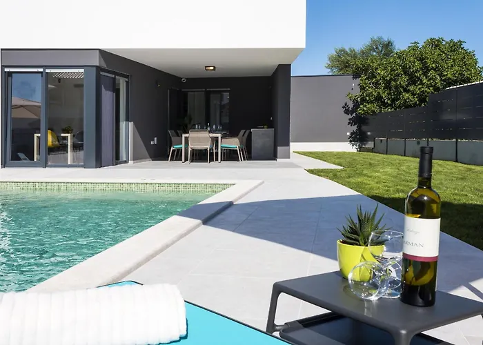 Moderna Near For 8 People With 32 M2 Private Pool *