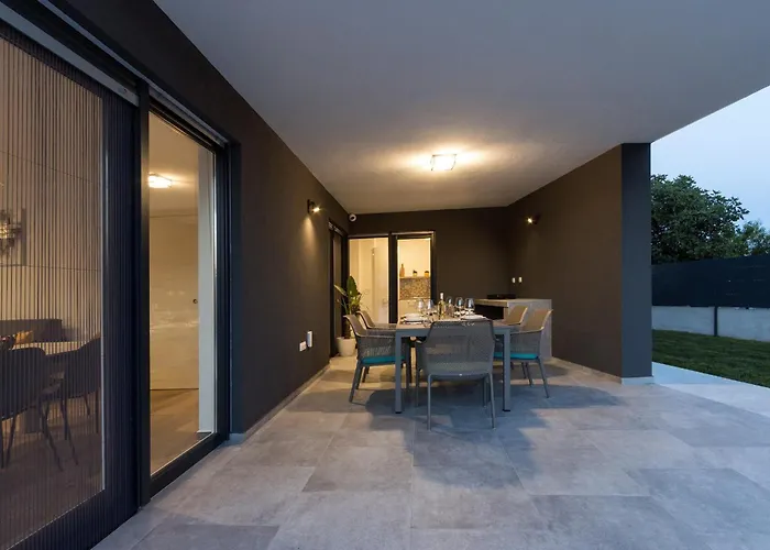 Moderna Near For 8 People With 32 M2 Private Pool