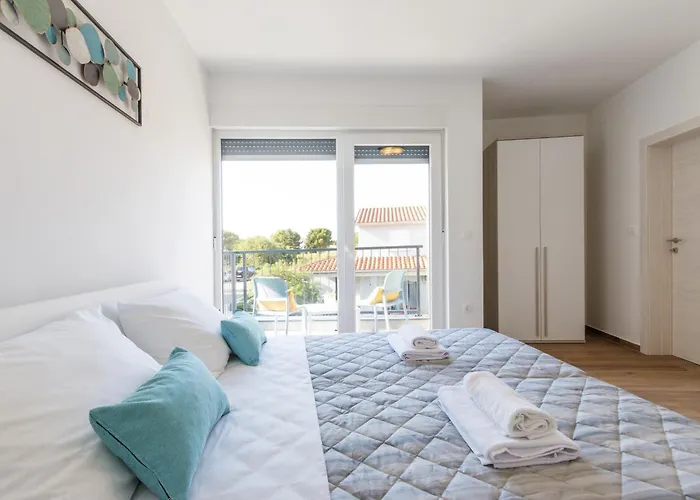 Moderna Near For 8 People With 32 M2 Private Pool Вілла *