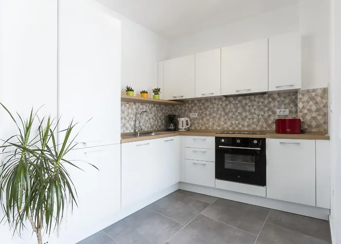 Moderna Near For 8 People With 32 M2 Private Pool