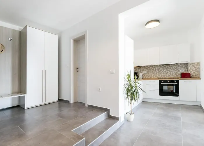 Villa Moderna Near For 8 People With 32 M2 Private Pool