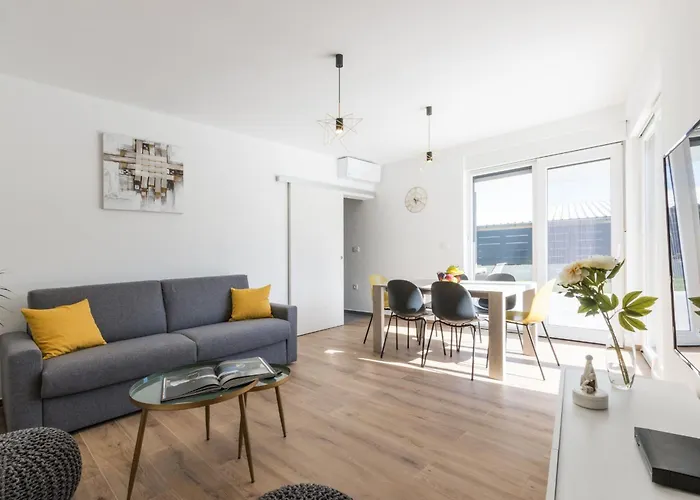 Moderna Near For 8 People With 32 M2 Private Pool