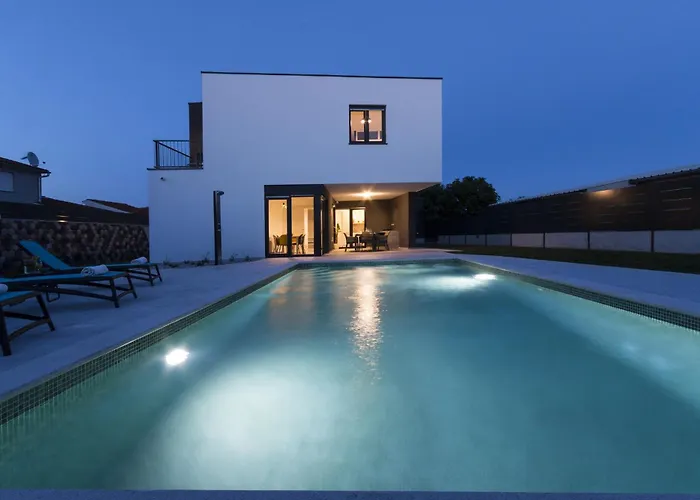 Moderna Near For 8 People With 32 M2 Private Pool Villa *
