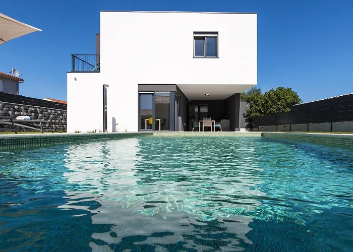 Villa Moderna Near For 8 People With 32 M2 Private Pool Pula