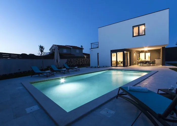 Moderna Near For 8 People With 32 M2 Private Pool Villa Pula