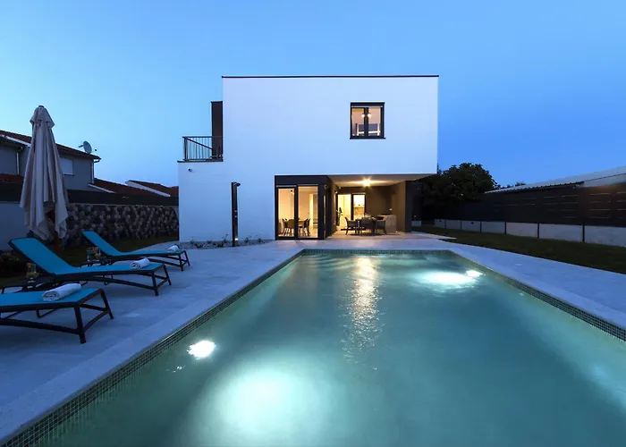 Moderna Near For 8 People With 32 M2 Private Pool Villa Pula
