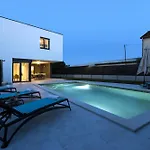 Moderna Near For 8 People With 32 M2 Private Pool Pula